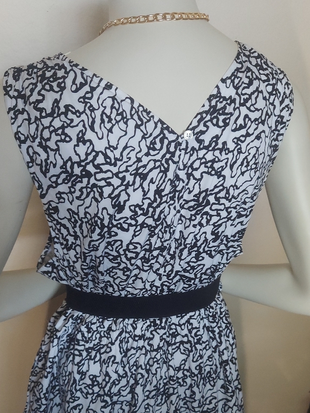 The design includes a gathered elastic waistband for a flattering fit and conven - Picture 9 of 13